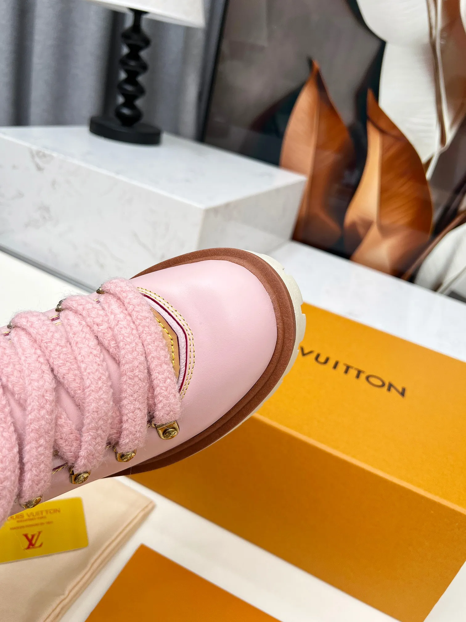 p660💰"Couple Style" LV Louis Vuitton's 2025 autumn and winter new style, developed one-to-one from the original version, retro fashionable, handsome and cool mountaineering derby shoes are now available.  Material: Imported first-layer cowhide Lining: Imported lambskin Outsole: Original molded TR non-slip outsole Sole height: 3.5cm Shoe size: Same style for men and women 35-45